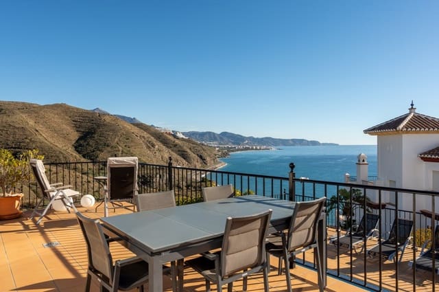 Chalet de 3 habitaciones en Torrox-Costa, Torrox en venta con piscina - 825.000 € (Ref: 9503896)