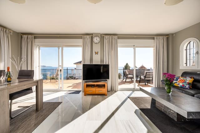 Chalet de 3 habitaciones en Torrox-Costa, Torrox en venta con piscina - 825.000 € (Ref: 9503896)