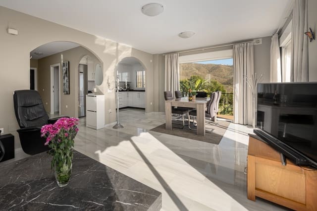 Chalet de 3 habitaciones en Torrox-Costa, Torrox en venta con piscina - 825.000 € (Ref: 9503896)