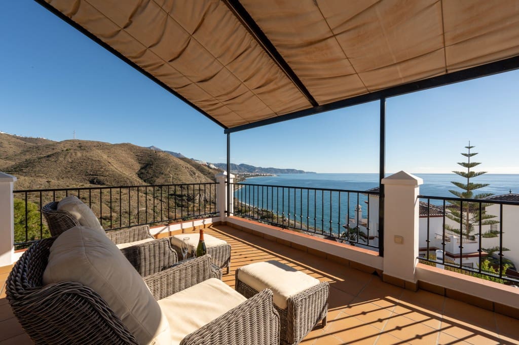 Chalet de 3 habitaciones en Torrox-Costa en venta con piscina - 825.000 € (Ref: 9503896)