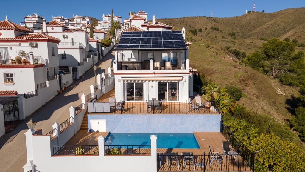 Chalet de 3 habitaciones en Torrox-Costa en venta con piscina - 825.000 € (Ref: 9503896)