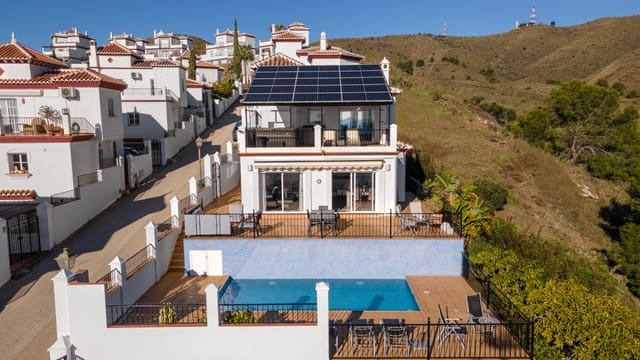 Chalet de 3 habitaciones en Torrox-Costa, Torrox en venta con piscina - 825.000 € (Ref: 9503896)