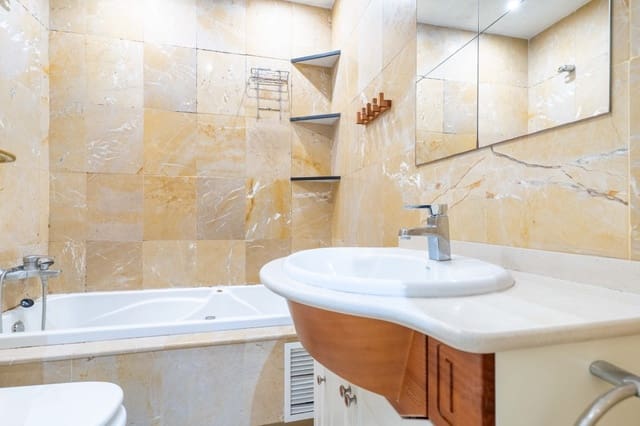 2 makuuhuone Huoneisto myytävänä paikassa Centro, Estepona mukana 
autotalli - 370 000 € (Ref: 9508426)