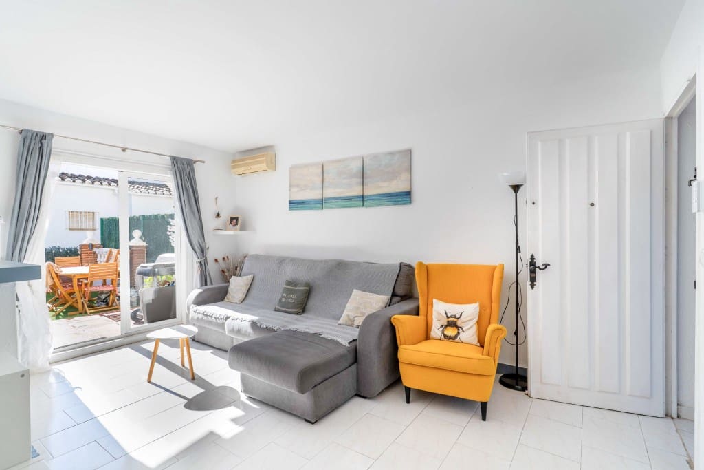 3 bedroom Townhouse for sale in Mijas Costa with pool - € 435,000 (Ref: 9518476)