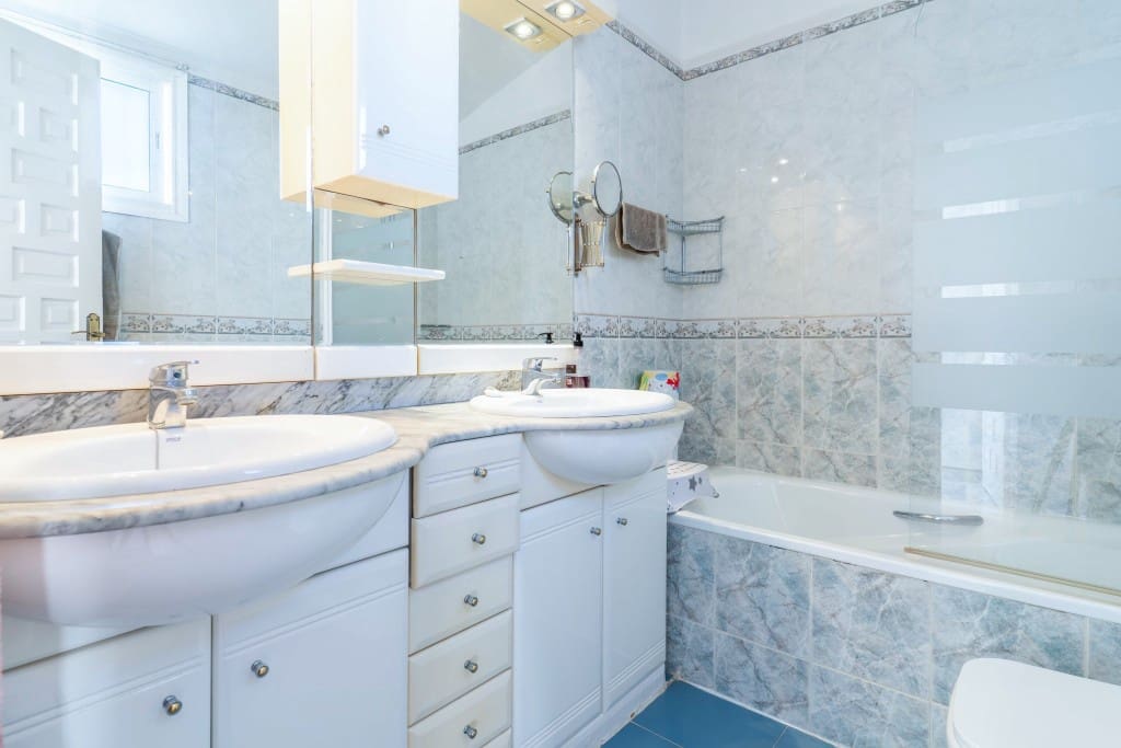 3 bedroom Townhouse for sale in Mijas Costa with pool - € 435,000 (Ref: 9518476)