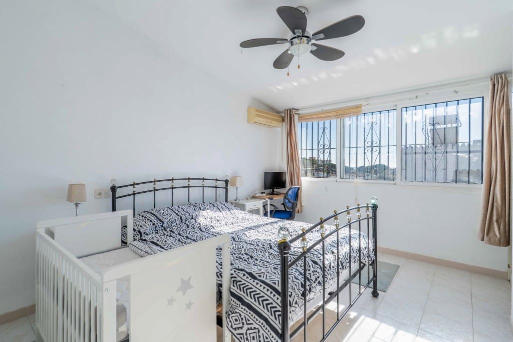 3 bedroom Townhouse for sale in Mijas Costa with pool - € 435,000 (Ref: 9518476)