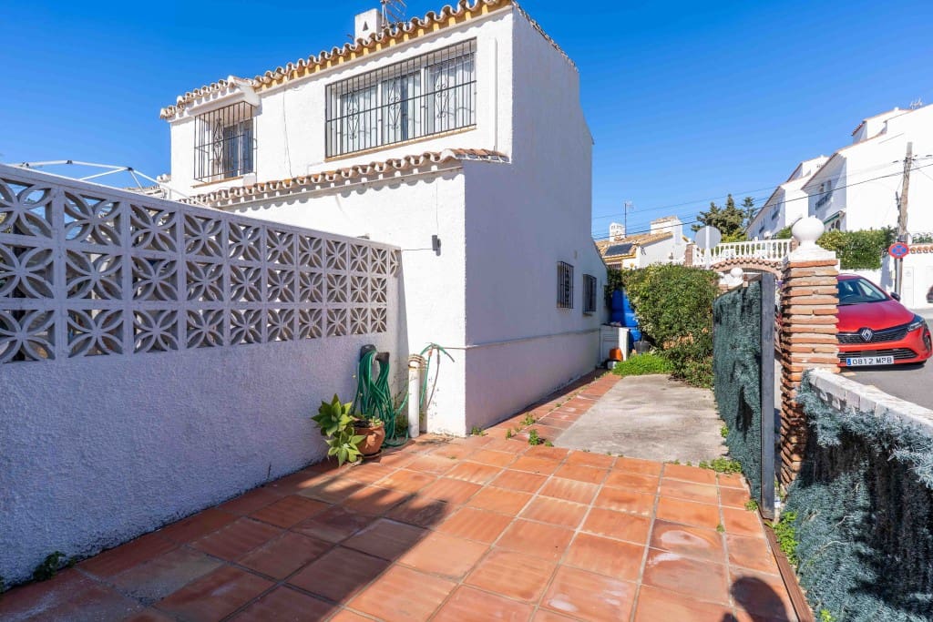 3 bedroom Townhouse for sale in Mijas Costa with pool - € 435,000 (Ref: 9518476)