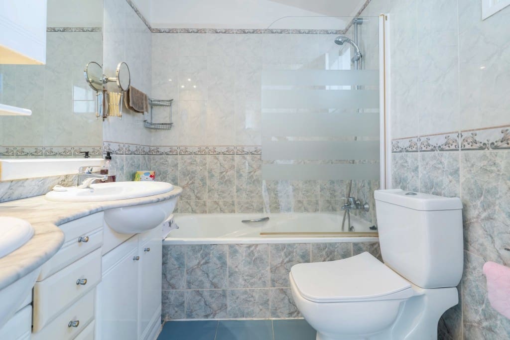 3 bedroom Townhouse for sale in Mijas Costa with pool - € 435,000 (Ref: 9518476)