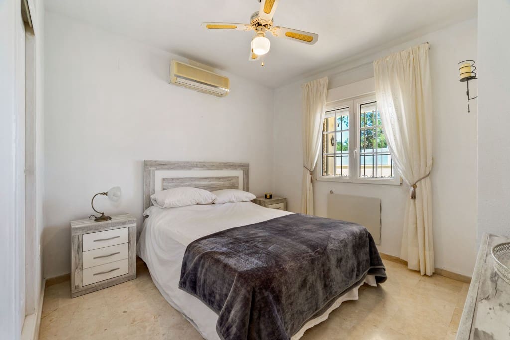 3 sovrum Villa till salu i Playa Flamenca med pool garage - 365 000 € (Ref: 9518482)