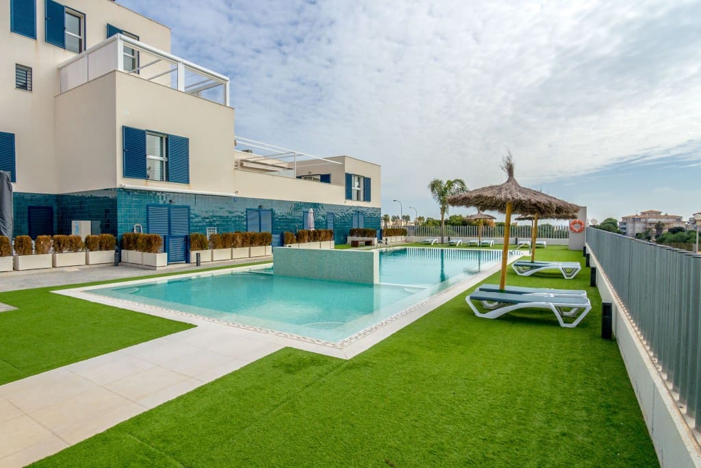 2 bedroom Apartment for sale in Playa Flamenca with pool - € 269,000 (Ref: 9518483)