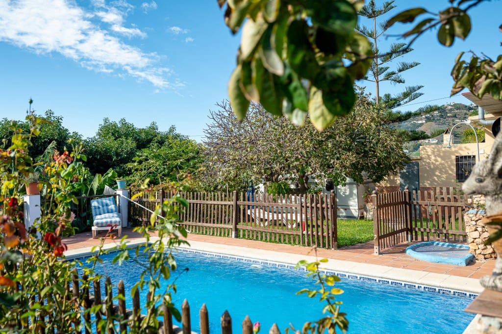 3 soveværelse Villa til salg i Nerja med swimmingpool - € 465.000 (Ref: 9535559)