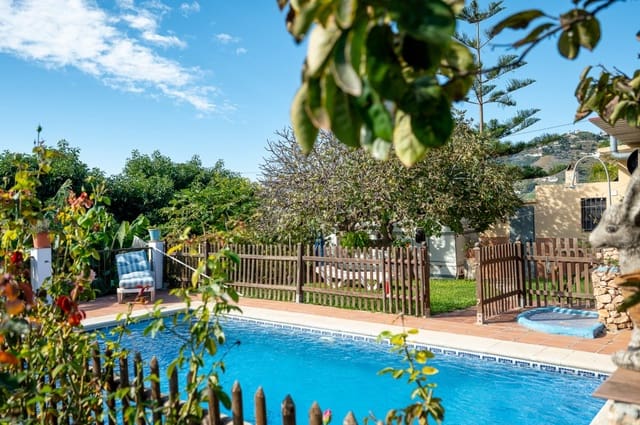 3 soveværelse Villa til salg i Nerja med swimmingpool - € 465.000 (Ref: 9535559)