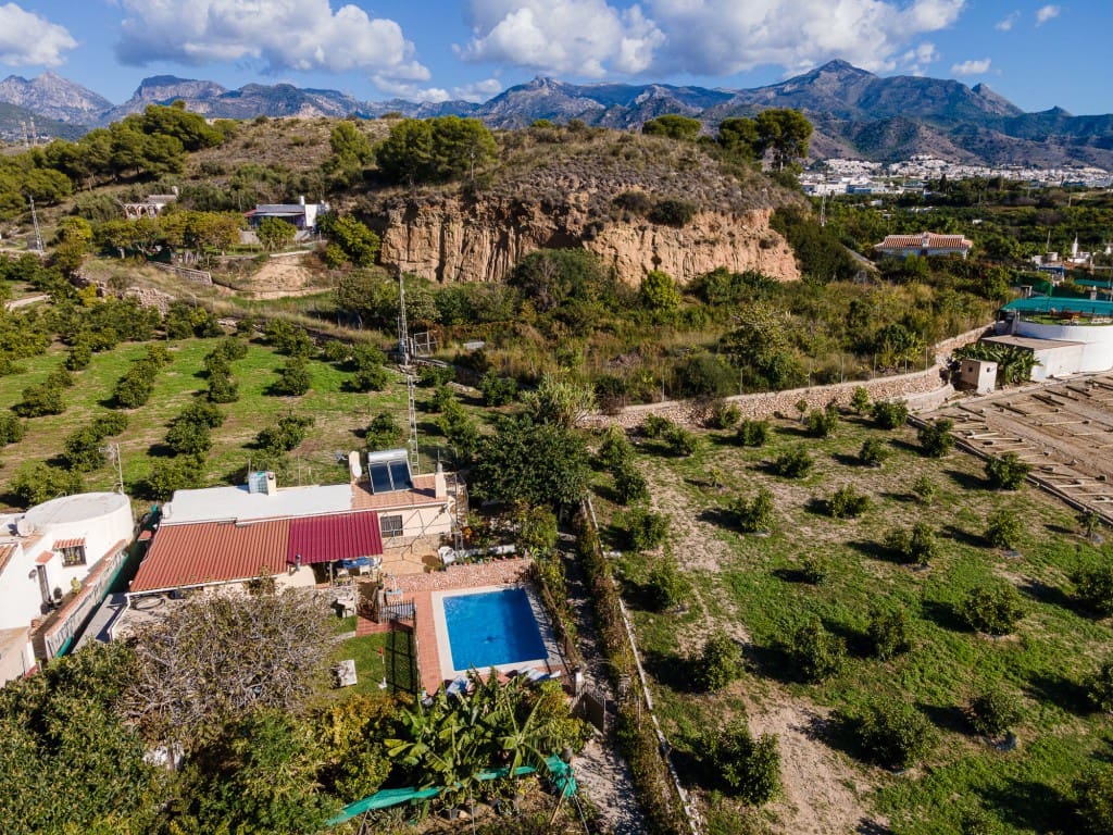 3 soveværelse Villa til salg i Nerja med swimmingpool - € 465.000 (Ref: 9535559)