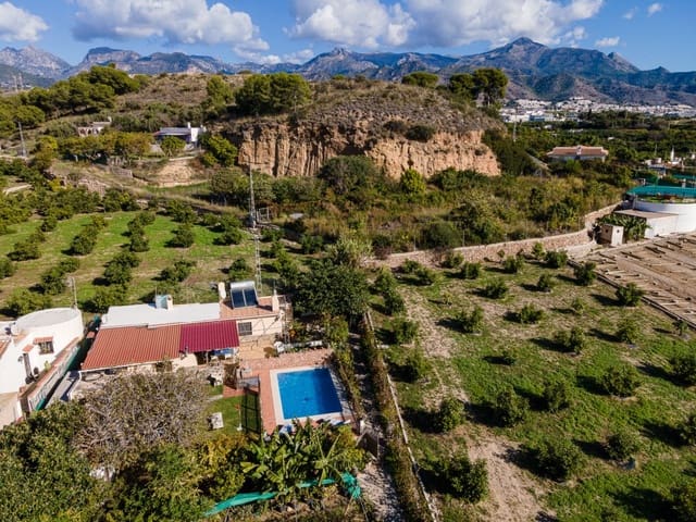 3 soveværelse Villa til salg i Nerja med swimmingpool - € 465.000 (Ref: 9535559)