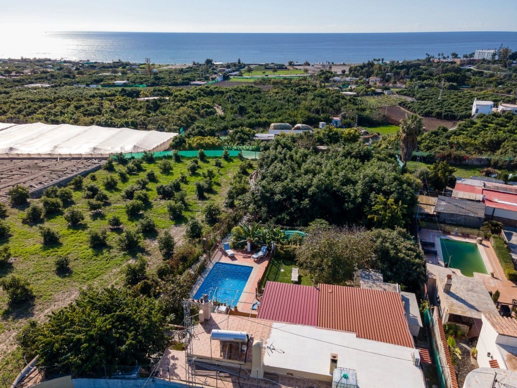3 soveværelse Villa til salg i Nerja med swimmingpool - € 465.000 (Ref: 9535559)