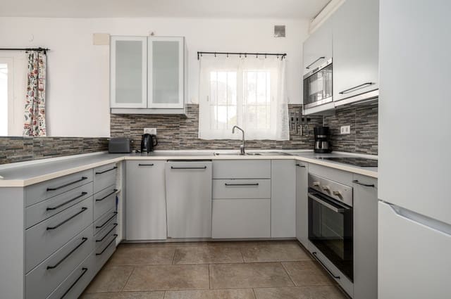 3 soverom Kjedet enebolig til salgs i Nerja med svømmebasseng - € 399 000 (Ref: 9540833)