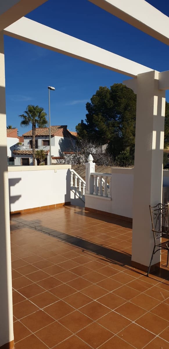 3 makuuhuone Huvila myytävänä paikassa Villamartin mukana uima-altaan 
autotalli - 500 000 € (Ref: 9540835)