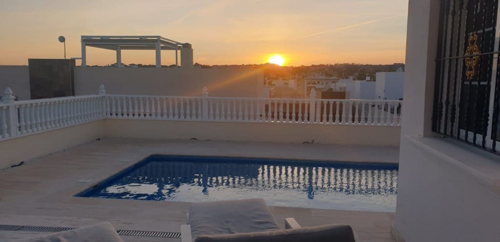 3 makuuhuone Huvila myytävänä paikassa Villamartin mukana uima-altaan 
autotalli - 500 000 € (Ref: 9540835)