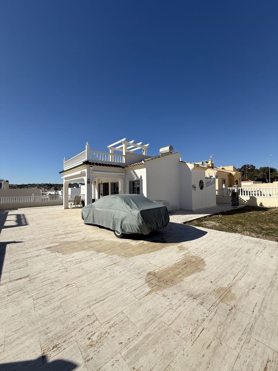 3 makuuhuone Huvila myytävänä paikassa Villamartin mukana uima-altaan 
autotalli - 500 000 € (Ref: 9540835)