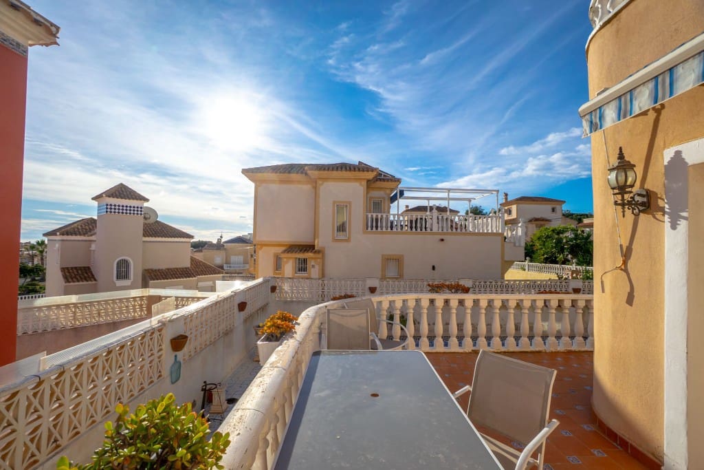 3 Zimmer Villa zu verkaufen in Villamartin mit Pool - 289.000 € (Ref: 9543104)