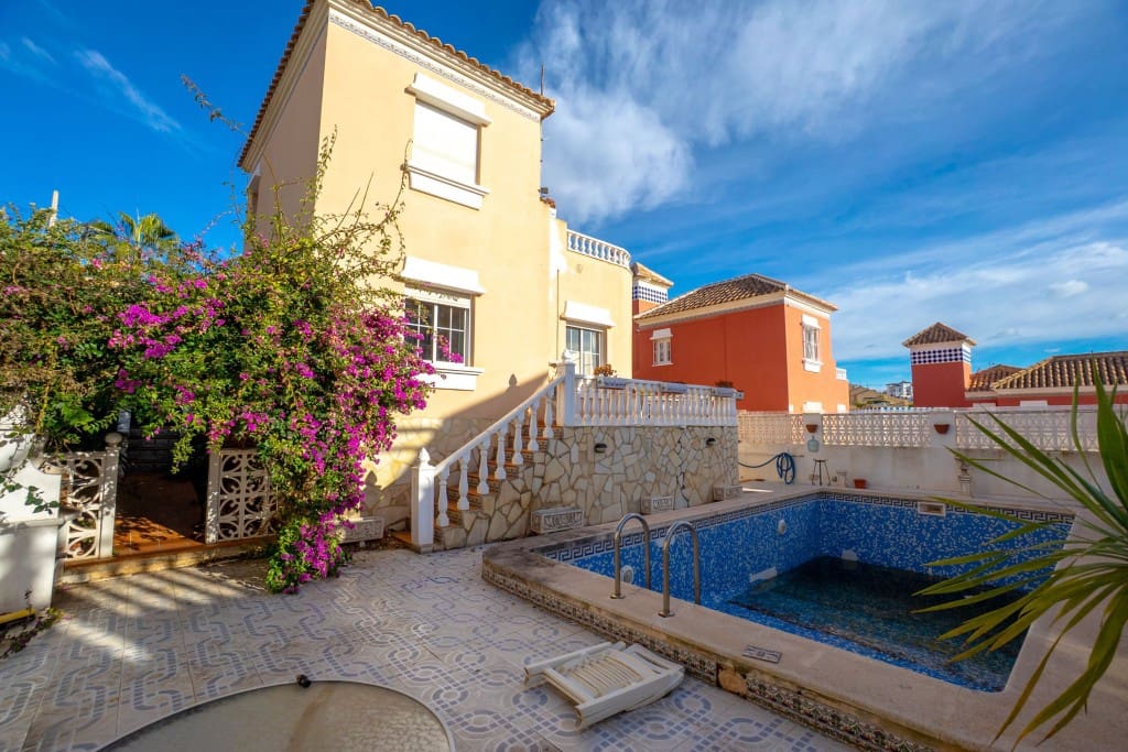 3 Zimmer Villa zu verkaufen in Villamartin mit Pool - 289.000 € (Ref: 9543104)