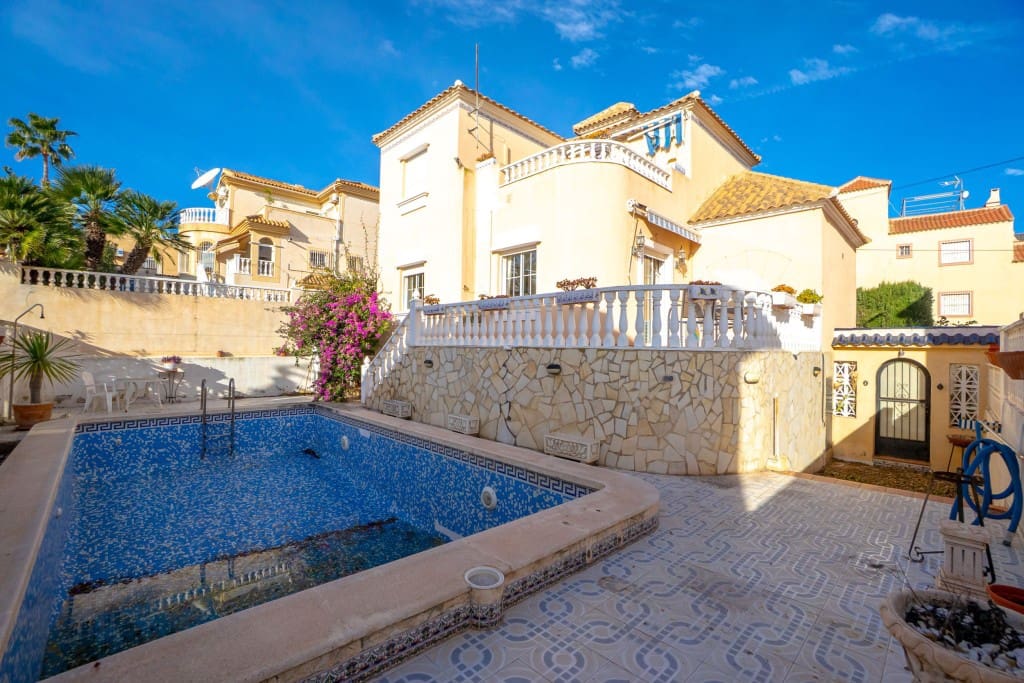 3 Zimmer Villa zu verkaufen in Villamartin mit Pool - 289.000 € (Ref: 9543104)