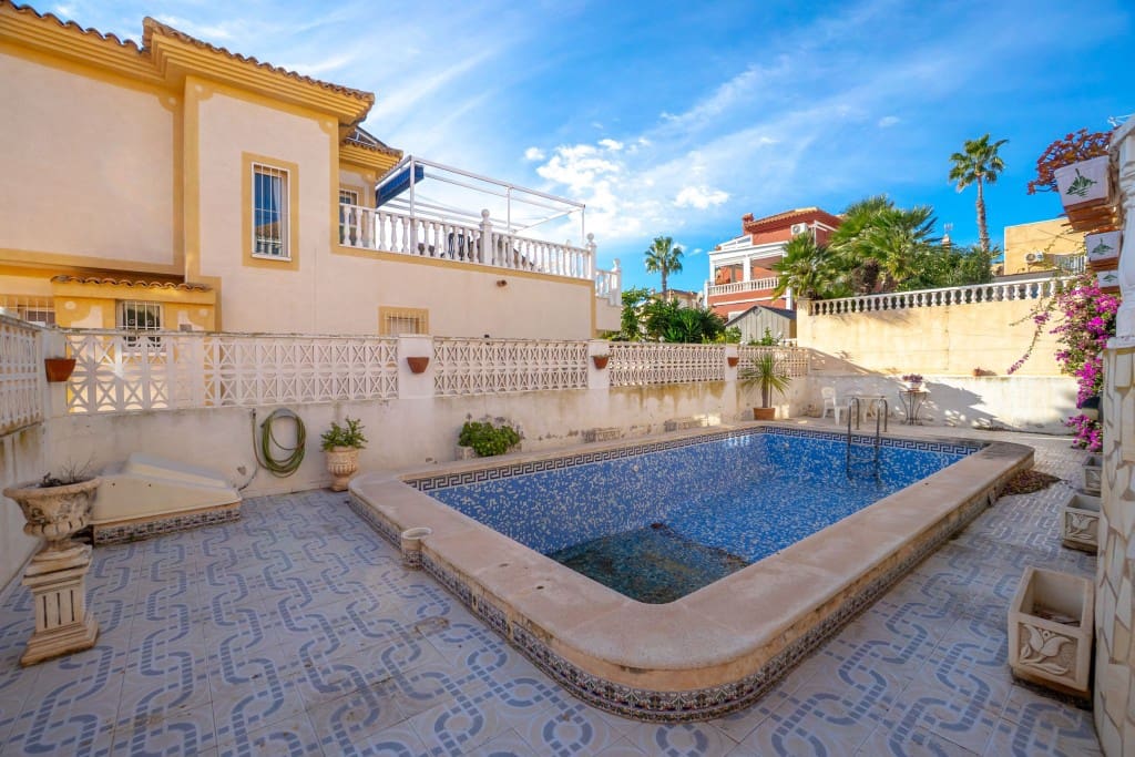 3 Zimmer Villa zu verkaufen in Villamartin mit Pool - 289.000 € (Ref: 9543104)