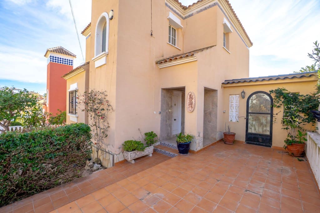 3 Zimmer Villa zu verkaufen in Villamartin mit Pool - 289.000 € (Ref: 9543104)