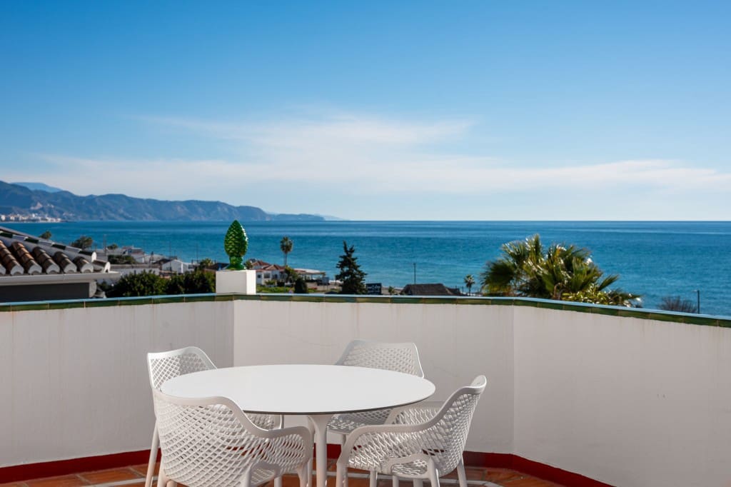 Chalet de 3 habitaciones en Torrox-Costa en venta con piscina - 695.000 € (Ref: 9547725)