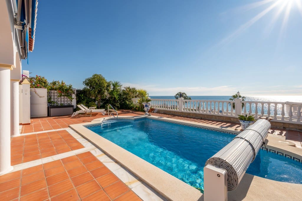 Chalet de 3 habitaciones en Torrox-Costa en venta con piscina - 695.000 € (Ref: 9547725)