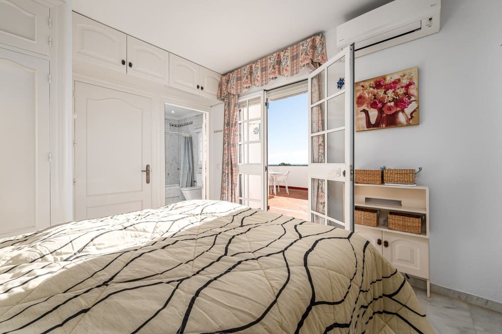 Chalet de 3 habitaciones en Torrox-Costa en venta con piscina - 695.000 € (Ref: 9547725)