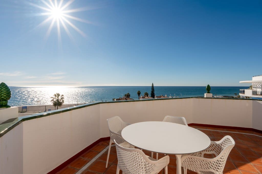 Chalet de 3 habitaciones en Torrox-Costa en venta con piscina - 695.000 € (Ref: 9547725)