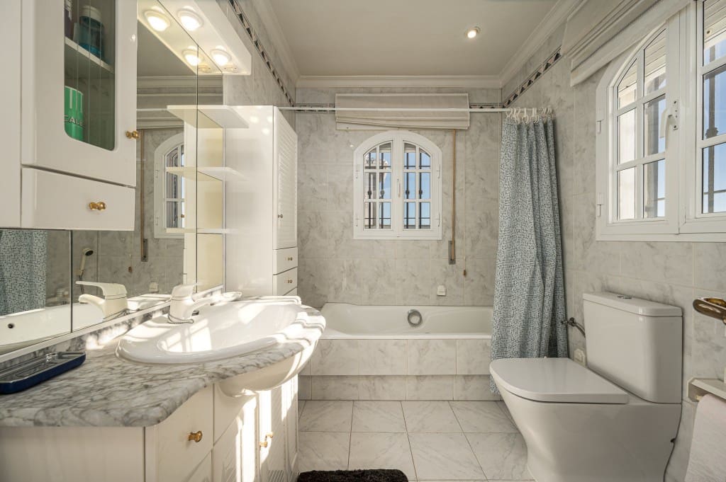 Chalet de 3 habitaciones en Torrox-Costa en venta con piscina - 695.000 € (Ref: 9547725)