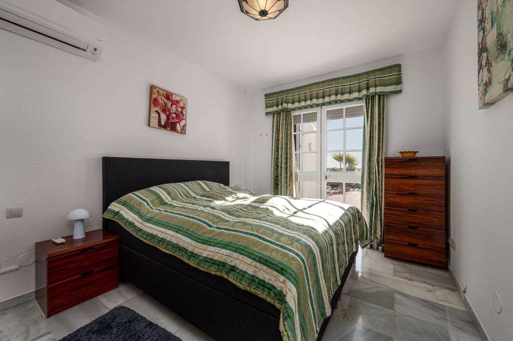 Chalet de 3 habitaciones en Torrox-Costa en venta con piscina - 695.000 € (Ref: 9547725)