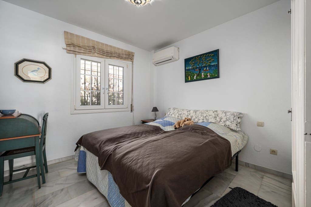 Chalet de 3 habitaciones en Torrox-Costa en venta con piscina - 695.000 € (Ref: 9547725)