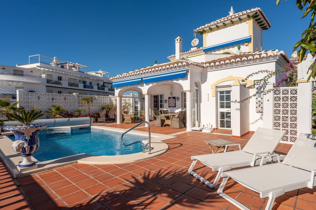 Chalet de 3 habitaciones en Torrox-Costa en venta con piscina - 695.000 € (Ref: 9547725)