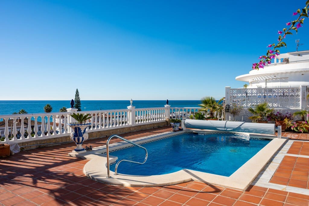 Chalet de 3 habitaciones en Torrox-Costa en venta con piscina - 695.000 € (Ref: 9547725)