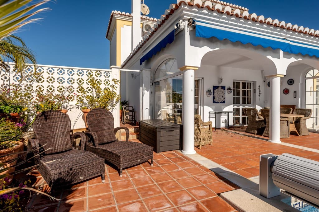 Chalet de 3 habitaciones en Torrox-Costa en venta con piscina - 695.000 € (Ref: 9547725)