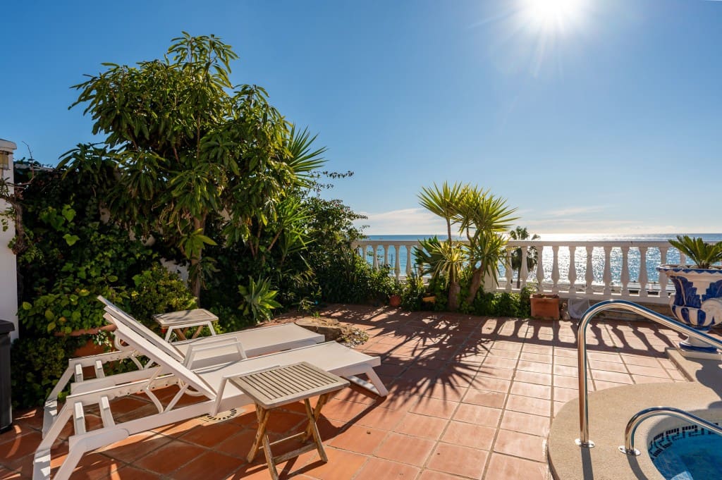 Chalet de 3 habitaciones en Torrox-Costa en venta con piscina - 695.000 € (Ref: 9547725)