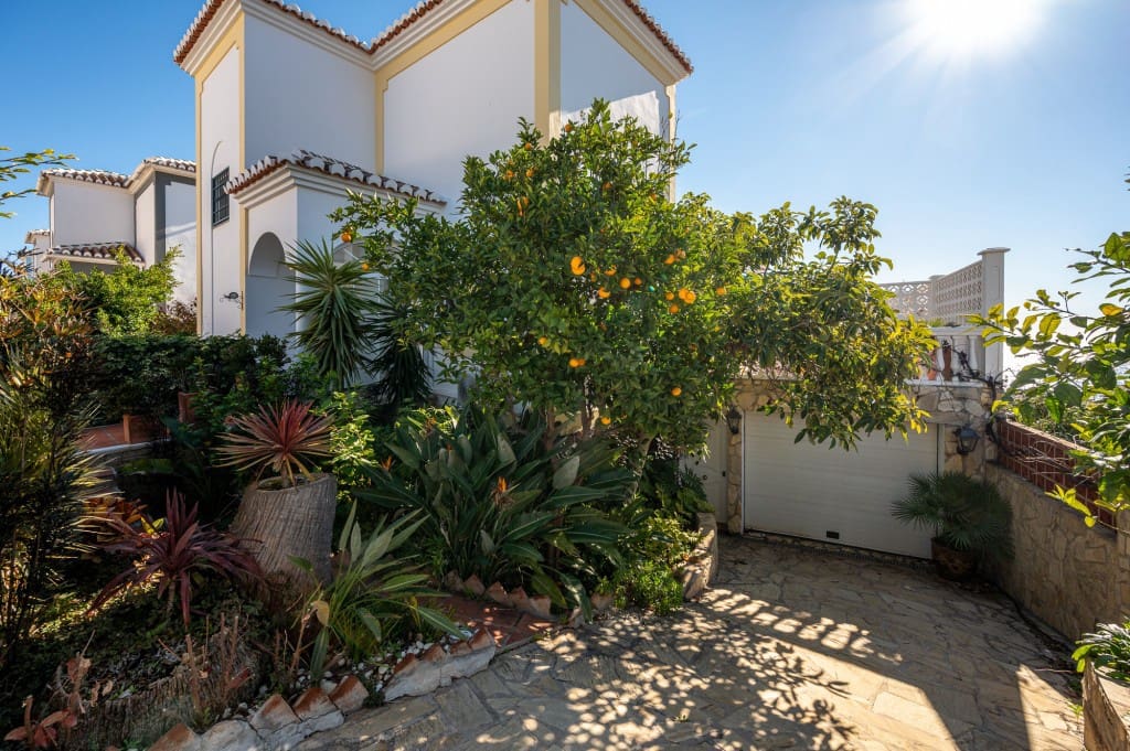 Chalet de 3 habitaciones en Torrox-Costa en venta con piscina - 695.000 € (Ref: 9547725)