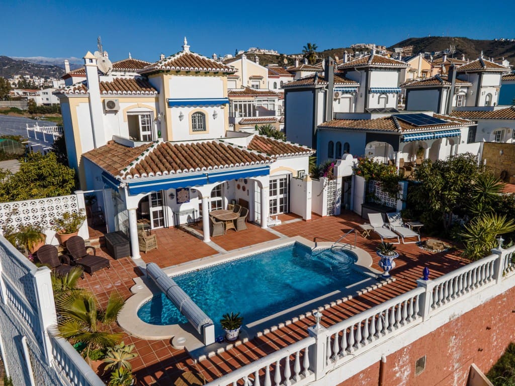 Chalet de 3 habitaciones en Torrox-Costa en venta con piscina - 695.000 € (Ref: 9547725)