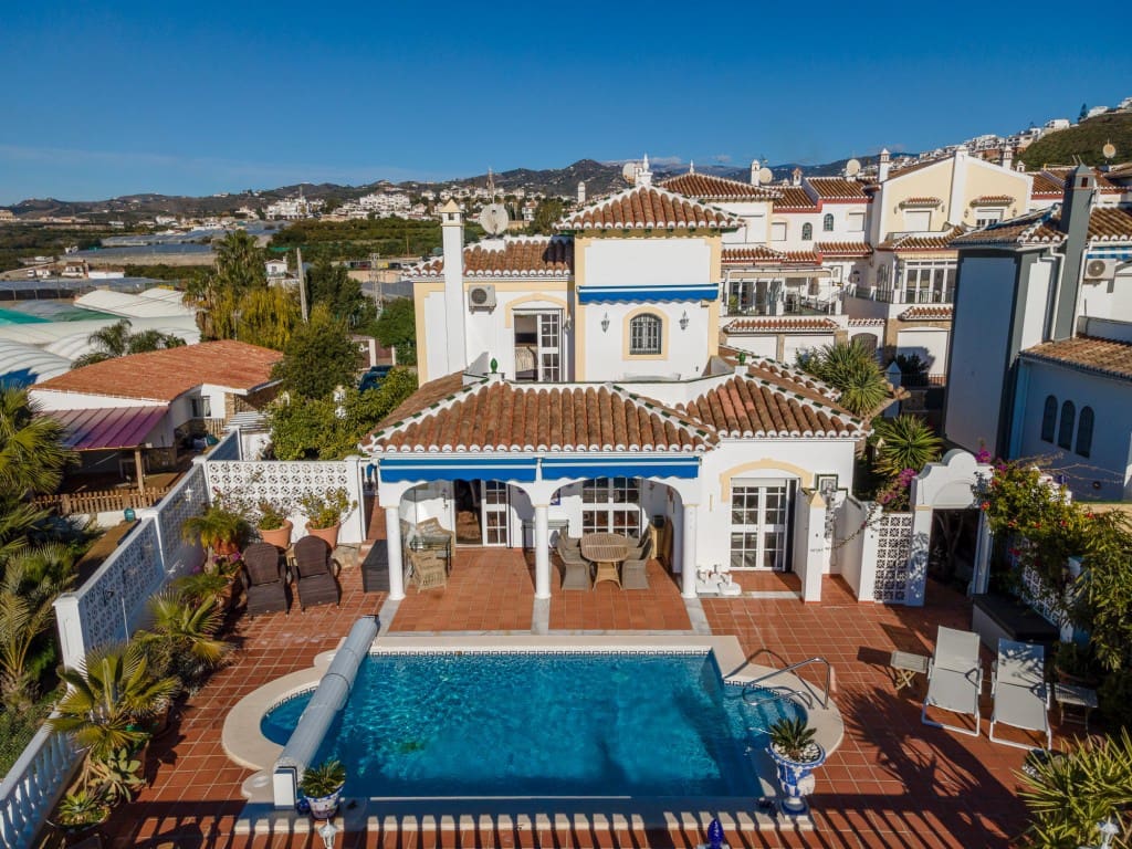 Chalet de 3 habitaciones en Torrox-Costa en venta con piscina - 695.000 € (Ref: 9547725)