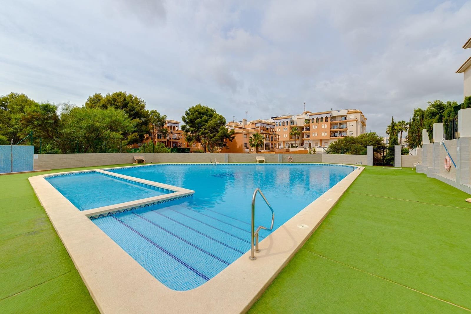 2 soveværelse Penthouse til salg i Playa Flamenca med swimmingpool - € 169.900 (Ref: 9236590)