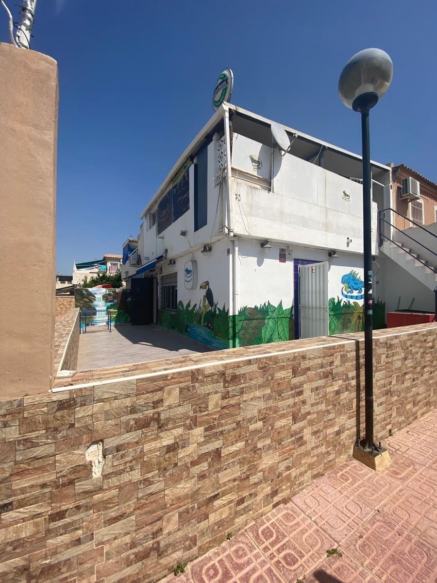 Semi-fristående Villa till salu i Torrevieja - 135 000 € (Ref: 9253320)