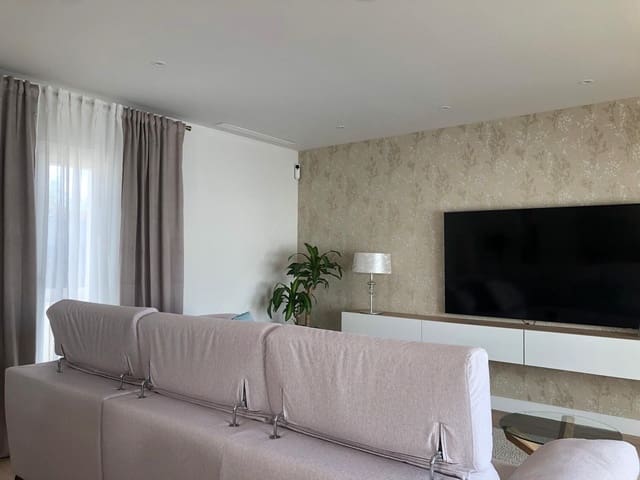 Chalet de 3 habitaciones en Pinoso en venta con piscina - 260.000 € (Ref: 9313435)