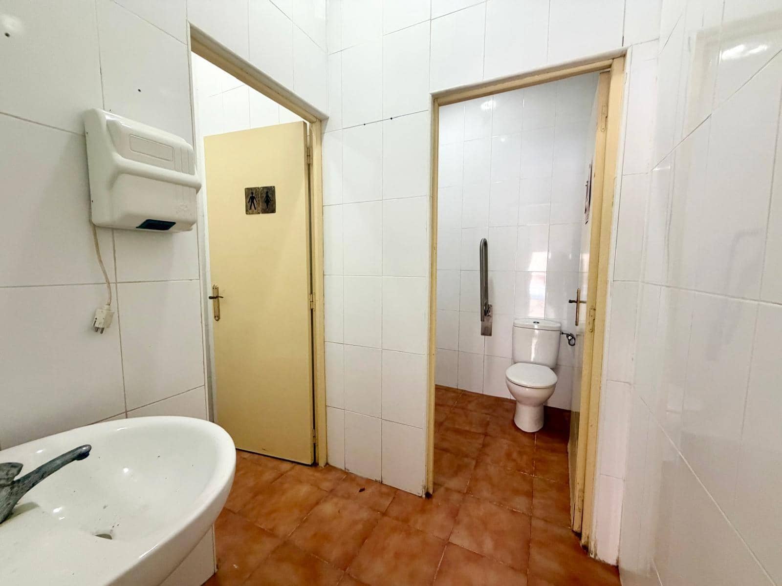 Commercial for sale in Almeria city - € 90,000 (Ref: 10013100)