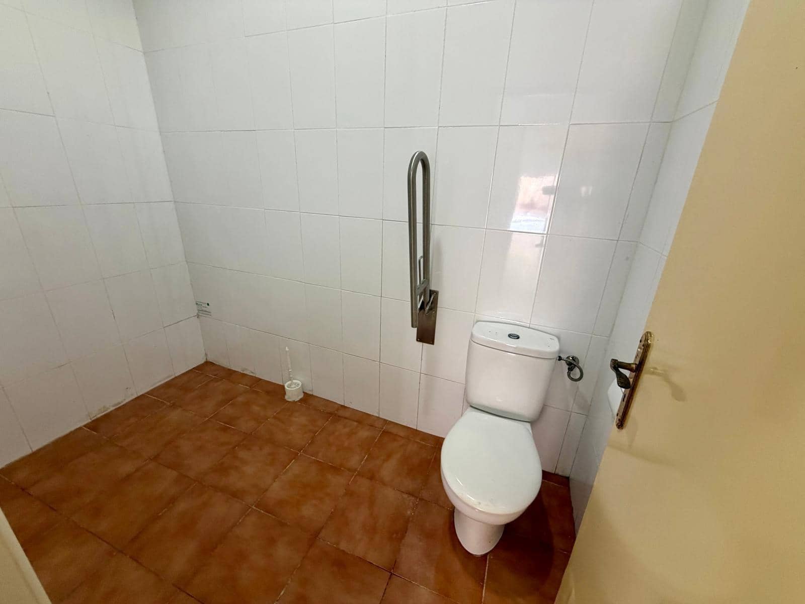 Commercial for sale in Almeria city - € 90,000 (Ref: 10013100)