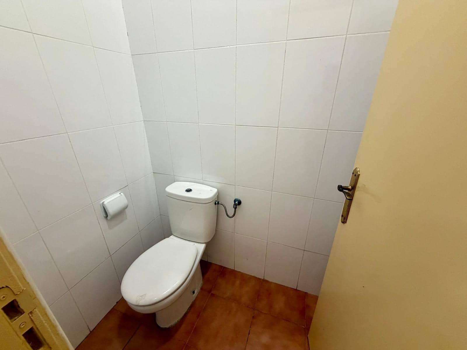 Commercial for sale in Almeria city - € 90,000 (Ref: 10013100)
