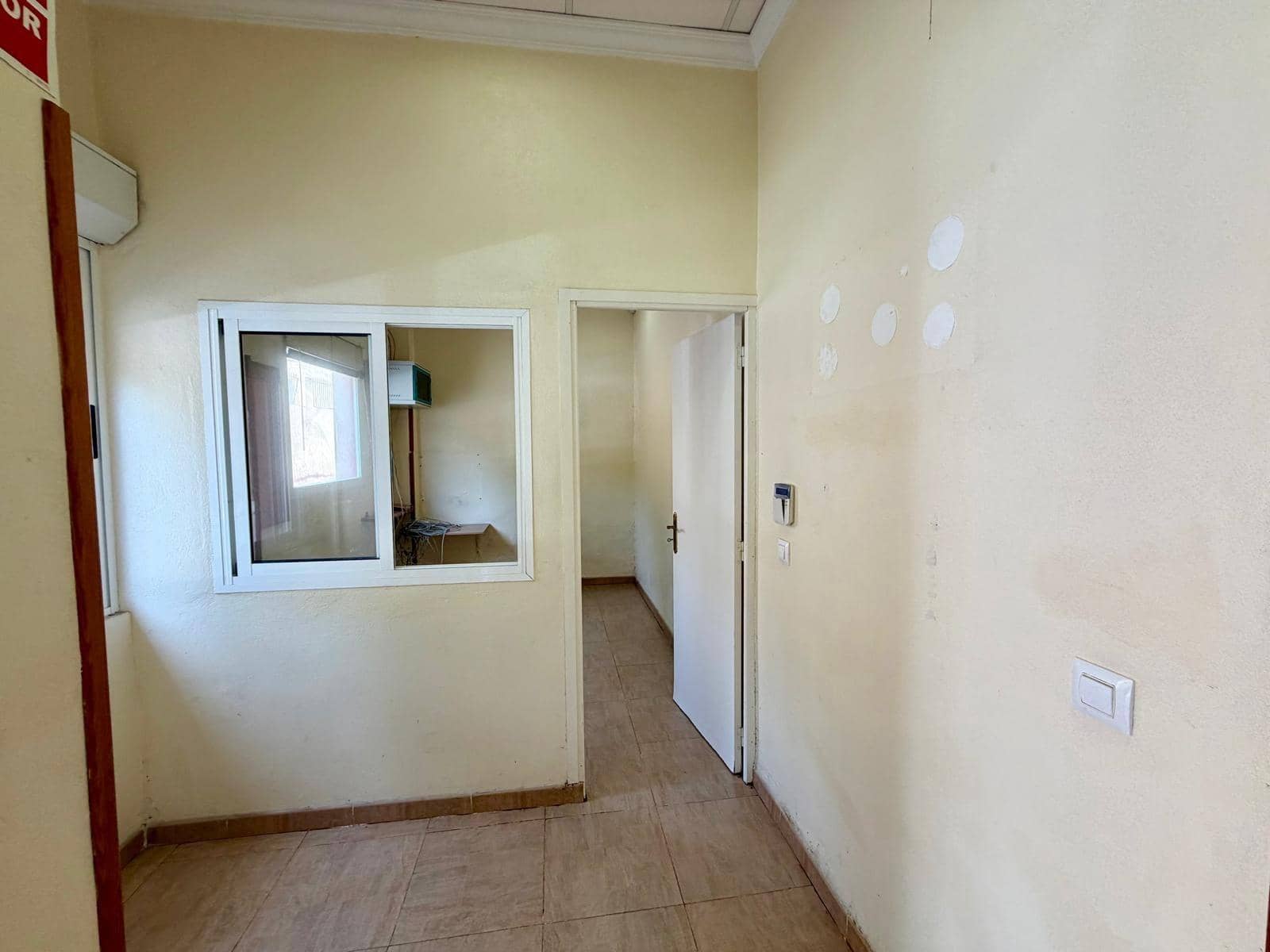 Commercial for sale in Almeria city - € 90,000 (Ref: 10013100)