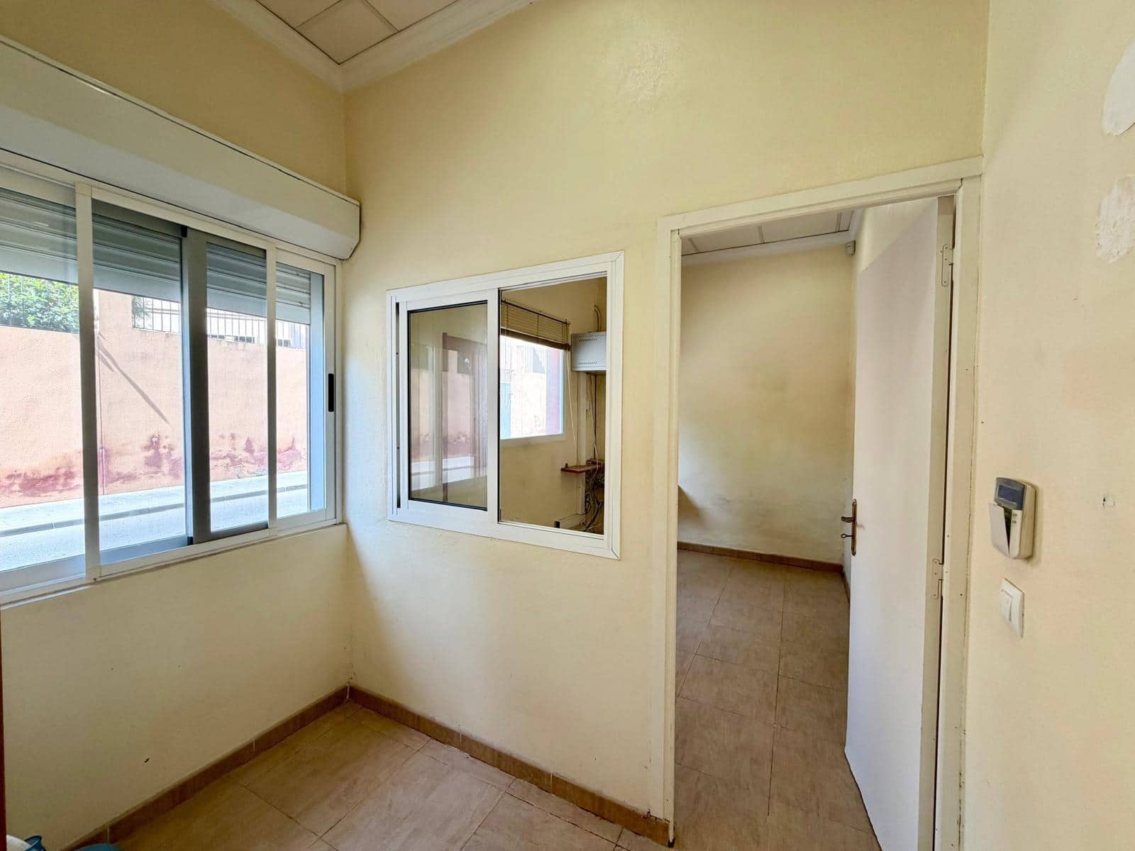Commercial for sale in Almeria city - € 90,000 (Ref: 10013100)